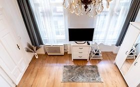 Nora Apartment - At The Danube